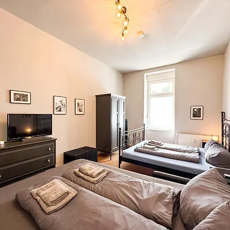 Nap Club - Stylish & Quiet Base In Vibrant Kiez Apartment *